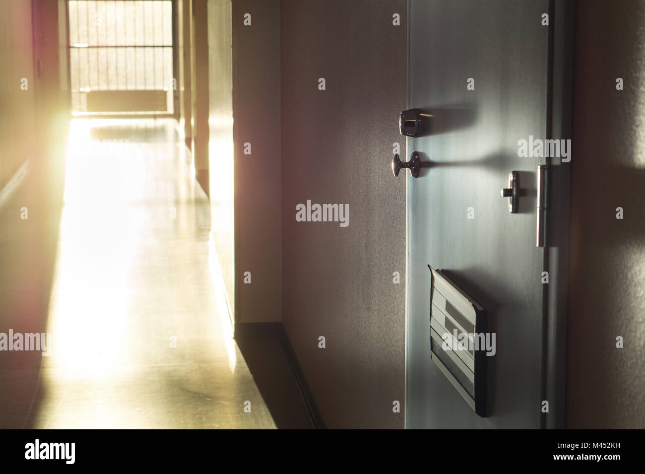 Voisin bruyant ou indésirables qui vivent à côté. Immeuble couloir avec la lumière du soleil venant de la fenêtre. Une ombre sombre et suspectes à plat. Banque D'Images