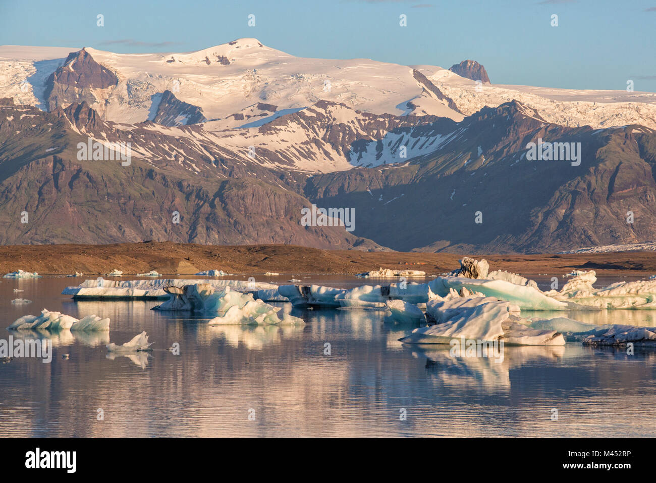 Icebergs dans la Lagune glaciaire du Jökulsárlón lors d'un lever du soleil, l'Austurland, Islande, Islande Banque D'Images