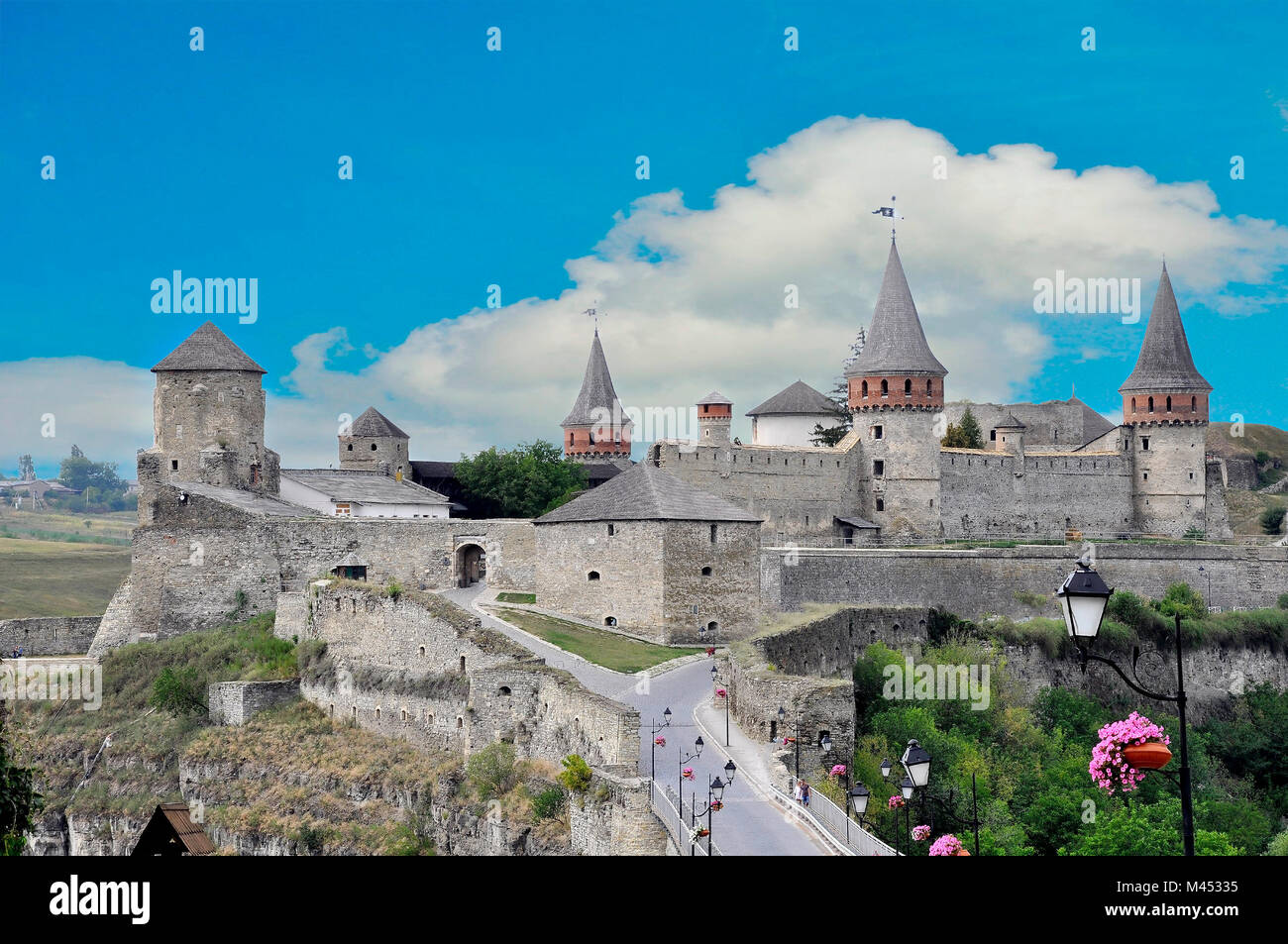 Beau château sur une colline de montagne. Kamenetz-Podolsk l'un des monuments historiques de l'Ukraine. Banque D'Images