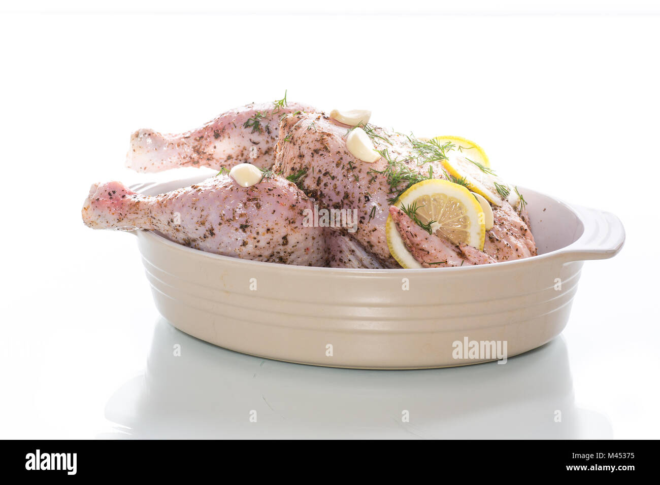 Le poulet cru mariné aux épices Banque D'Images