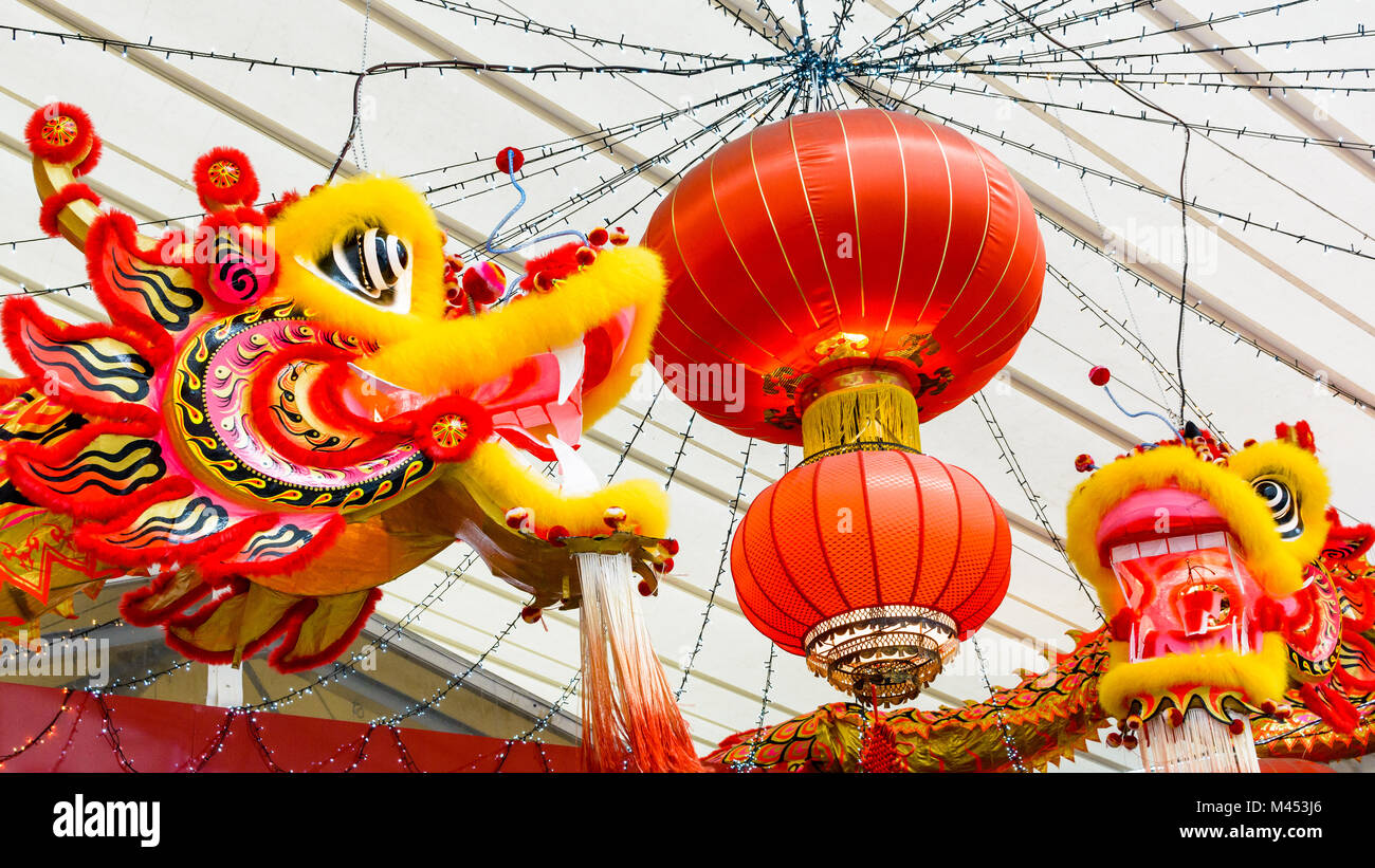 Ambiance festive et décorations colorées faites de deux dragons et des lanternes en papier rouge pour la célébration du nouvel an chinois. Banque D'Images