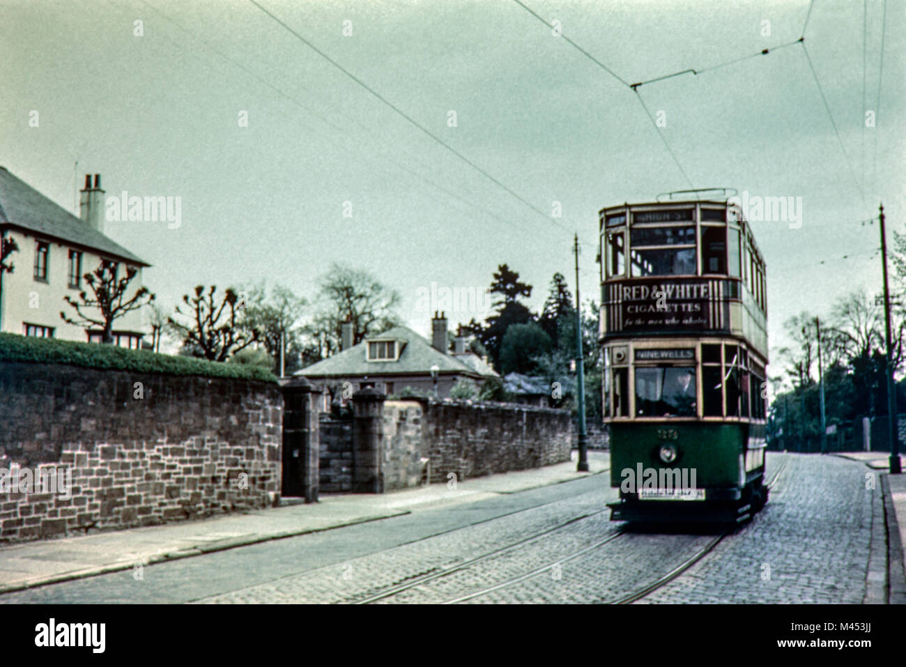 Tramway à impériale Dundee sur la route à Ninewells et Uniformed Services University circa 1950 Banque D'Images