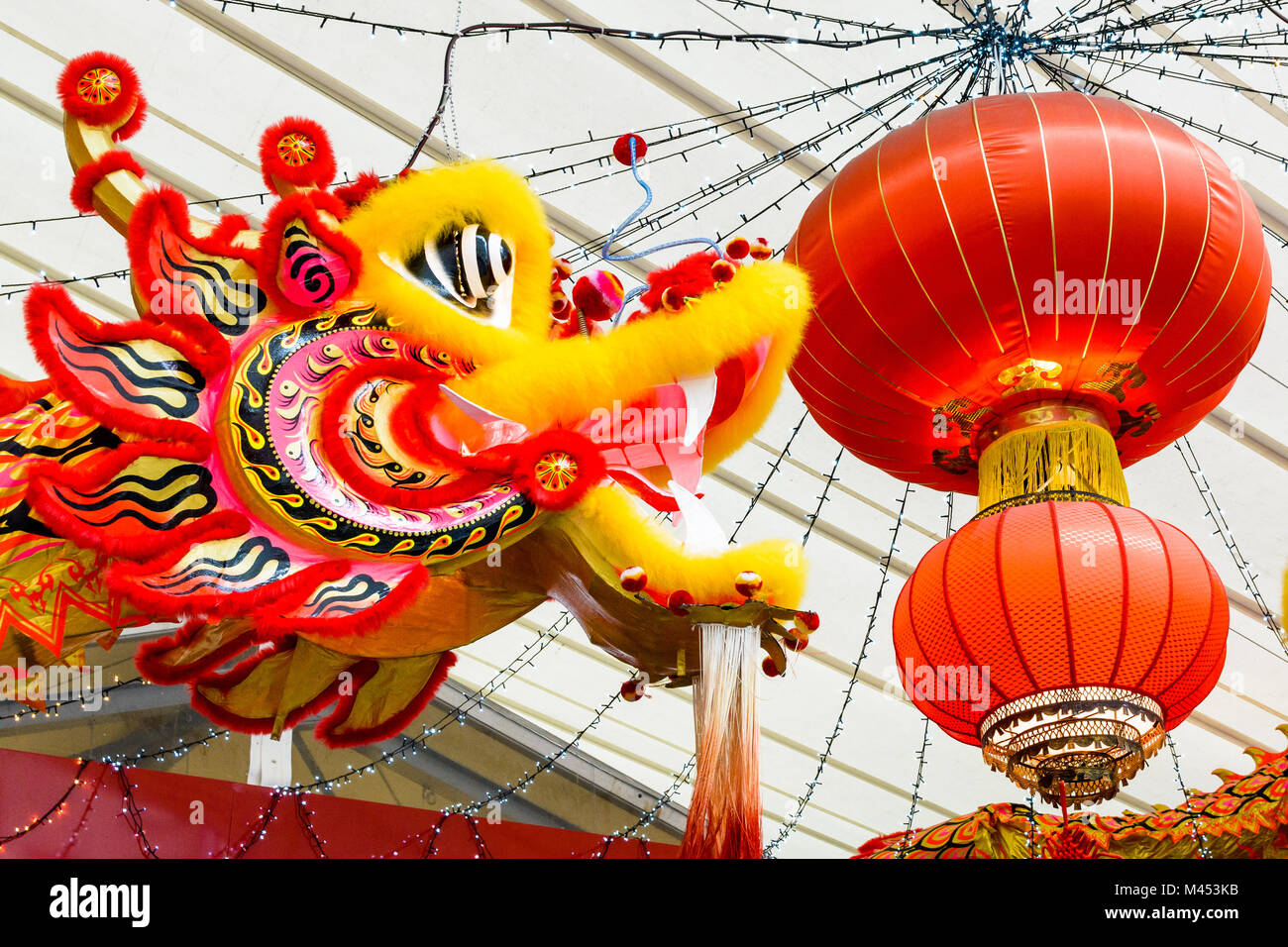 Ambiance festive et décorations colorées faites de deux dragons et des lanternes en papier rouge pour la célébration du nouvel an chinois. Banque D'Images