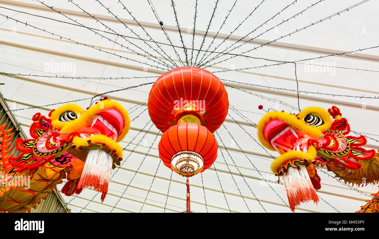 Ambiance festive et décorations colorées faites de deux dragons et des lanternes en papier rouge pour la célébration du nouvel an chinois. Banque D'Images