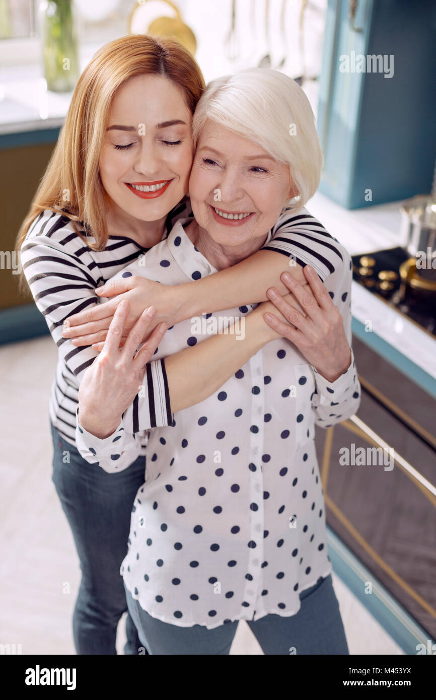 Vue de dessus de sa fille adulte retour à l'étreindre mère senior Banque D'Images