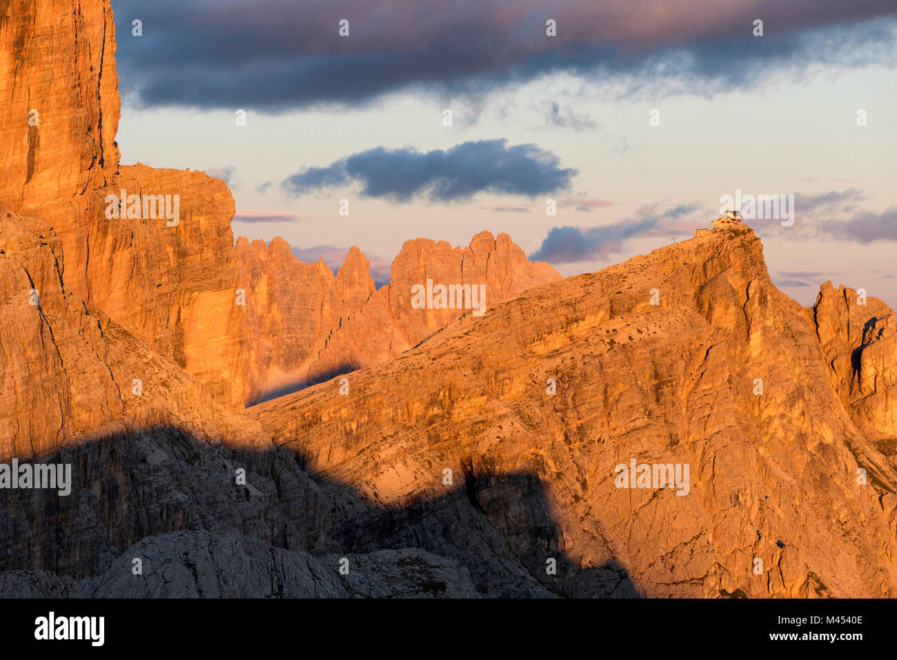 Rifugio Averau Nuvolau au coucher du soleil avec sur sa gauche. Veneto, Italie. Banque D'Images