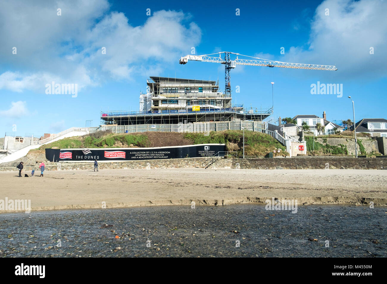 Nouveaux appartements en cours de construction sur Broad Oak Beach à Cornwall UK. Banque D'Images