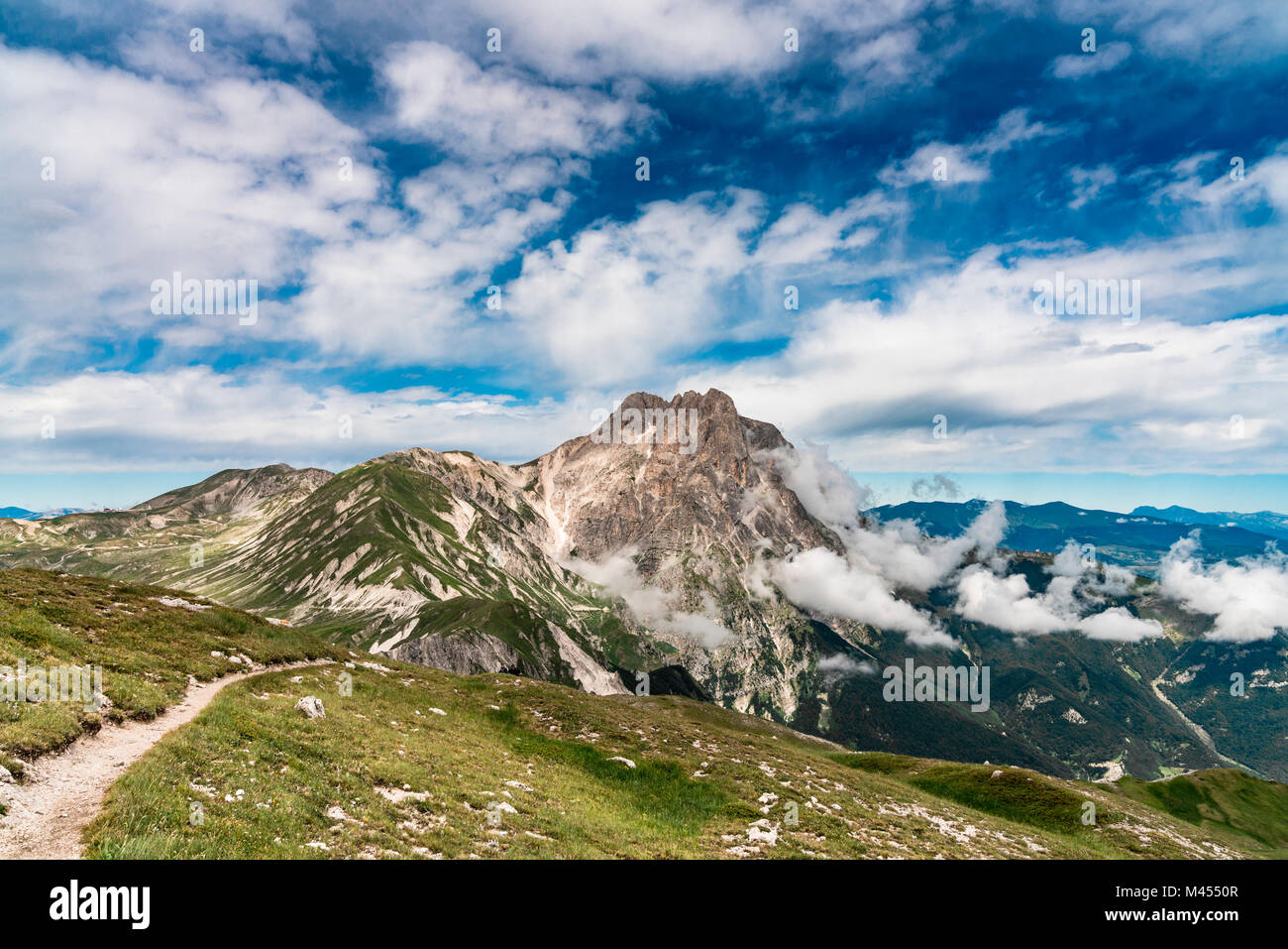 Centenario avec Gran Sasso en arrière-plan, le Campo Imperatore, province de L'Aquila, Abruzzo, Italie, Europe Banque D'Images