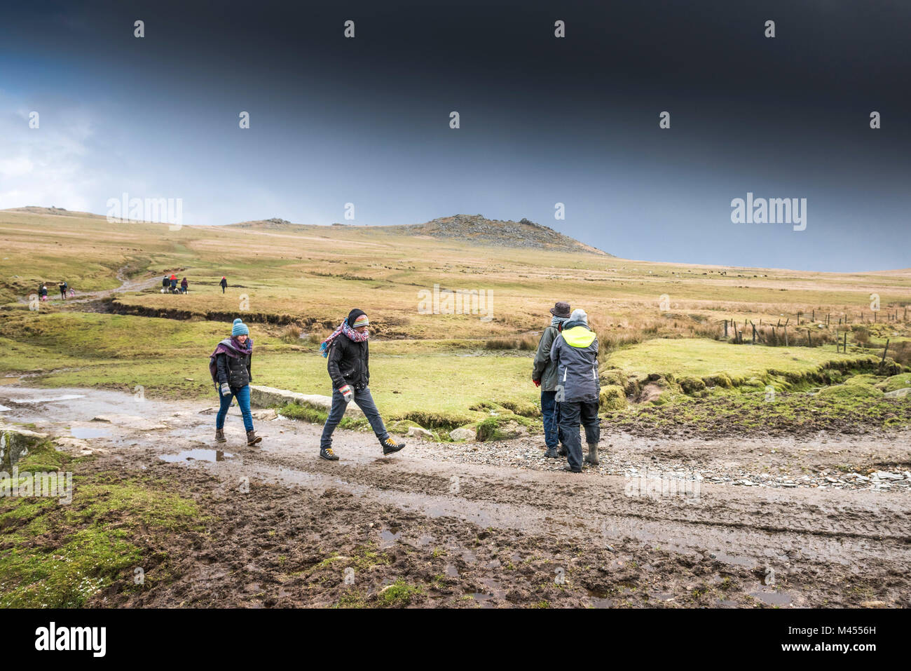 Les promeneurs sur une piste boueuse à Rough Tor sur Bodmin Moor en Cornouailles. Banque D'Images