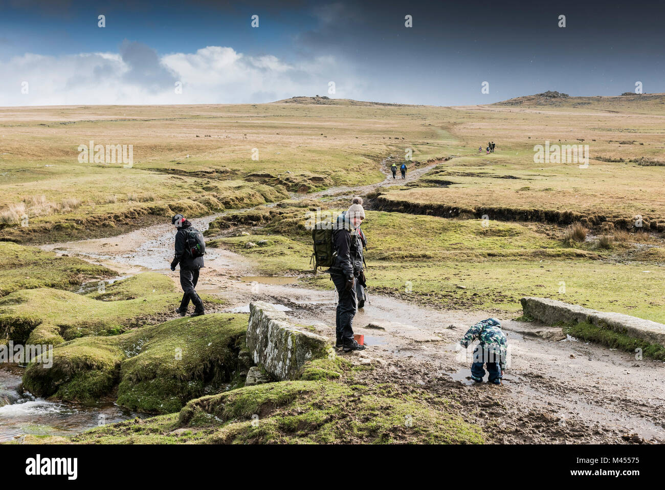 Les marcheurs à Rough Tor sur Bodmin Moor en Cornouailles. Banque D'Images