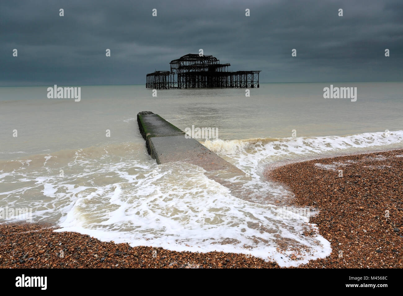 Ciel au-dessus de la spectaculaire ruiné West Pier, Brighton & Hove, East Sussex, England, UK Banque D'Images