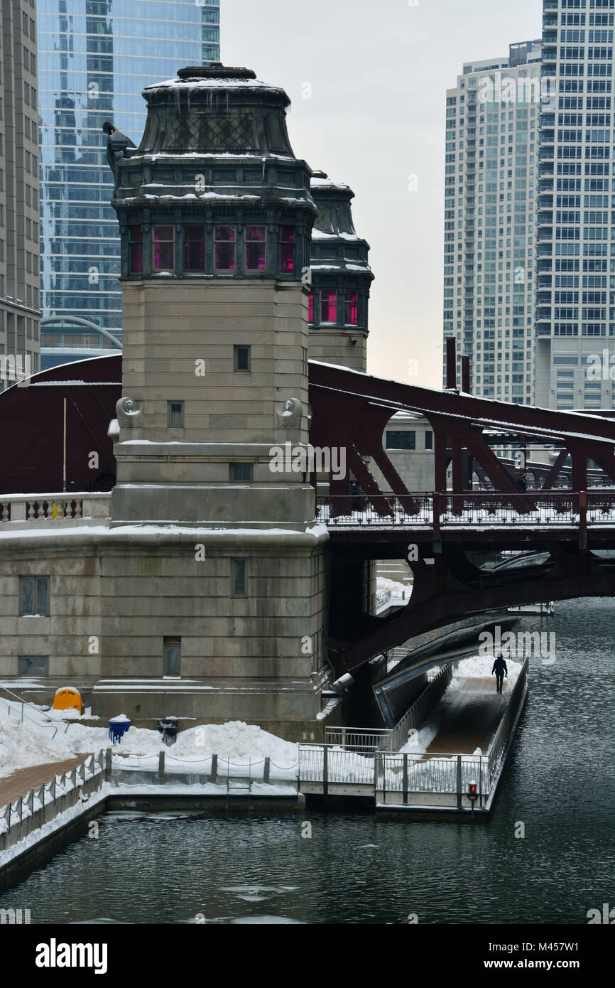 Les tours du pont de la rue LaSalle Bridge sur la rive sud de la rivière Chicago après un hiver de neige. Banque D'Images