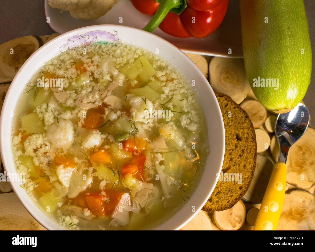 Soupe De Legumes Poulet Bebe Carotte Pommes De Terre Courgettes Oignons Proteines D Oeuf De Repas Photo Stock Alamy