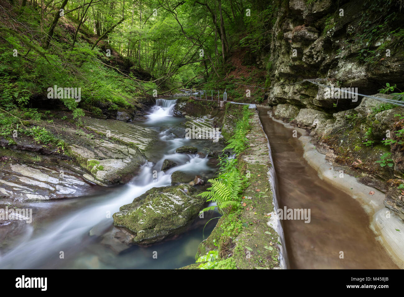 La rivière Breggia en Bruzella, moulin de la vallée de Muggio, Lugano, Tessin, Suisse. Banque D'Images