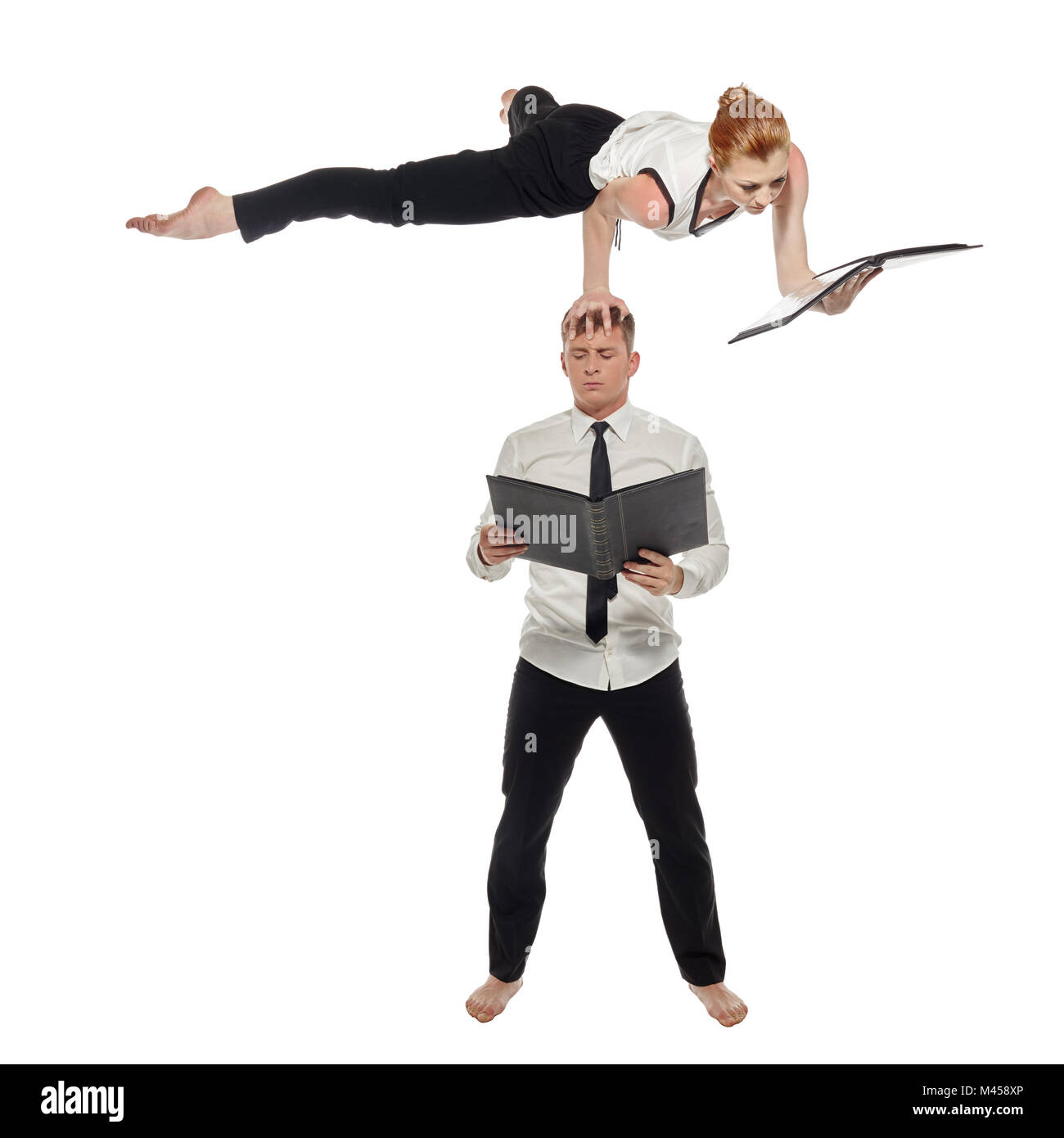 Le multitâche. Hommes d'acrobates de travailler en paire Banque D'Images