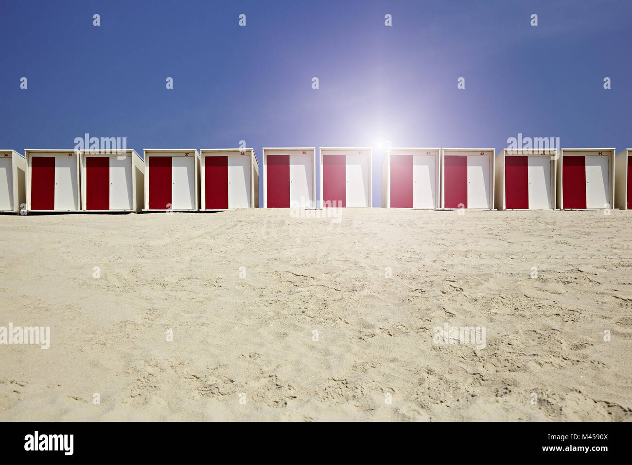 Cabines sur la plage dans le sable par temps ensoleillé Banque D'Images