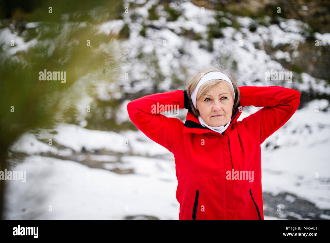 Senior woman jogging en hiver la nature. Banque D'Images