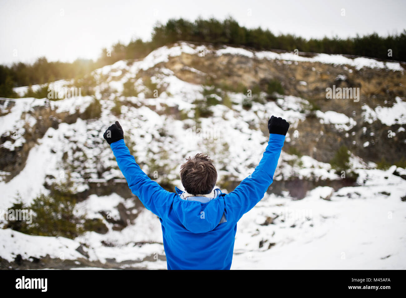 Senior man jogging en hiver la nature. Banque D'Images