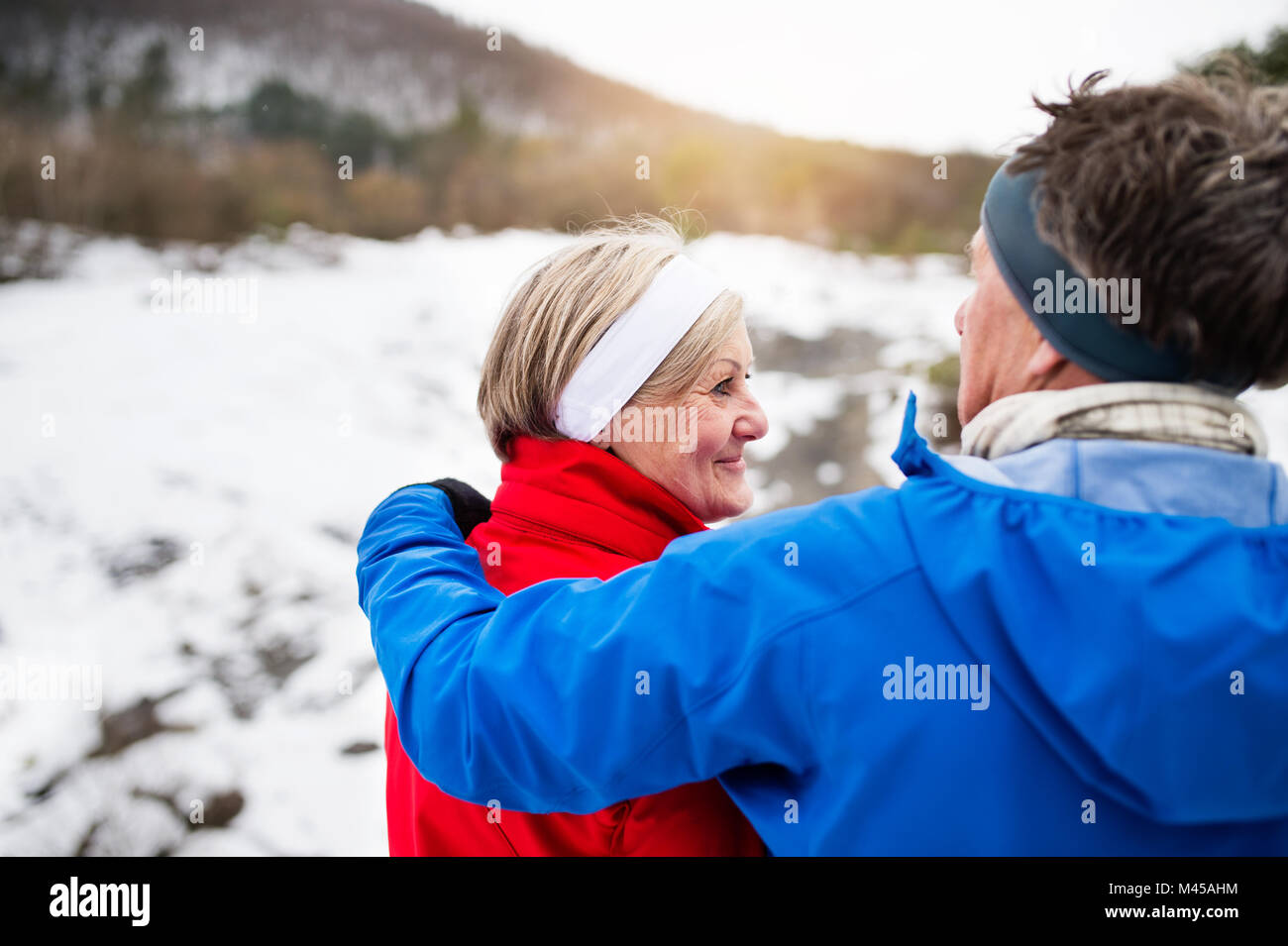 Senior couple jogging en hiver la nature. Banque D'Images