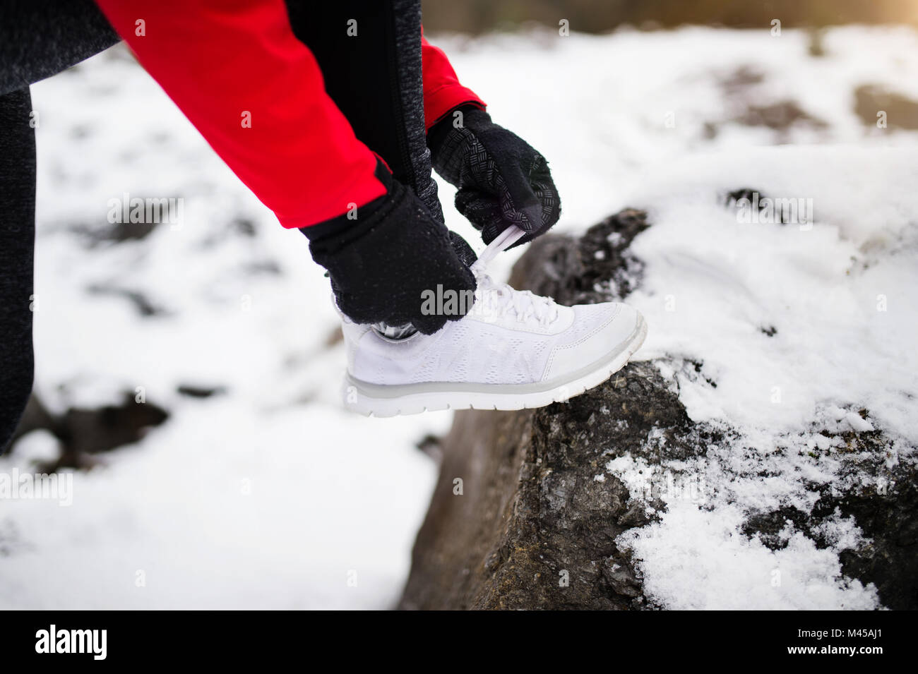 Méconnaissable woman jogging en hiver la nature. Banque D'Images