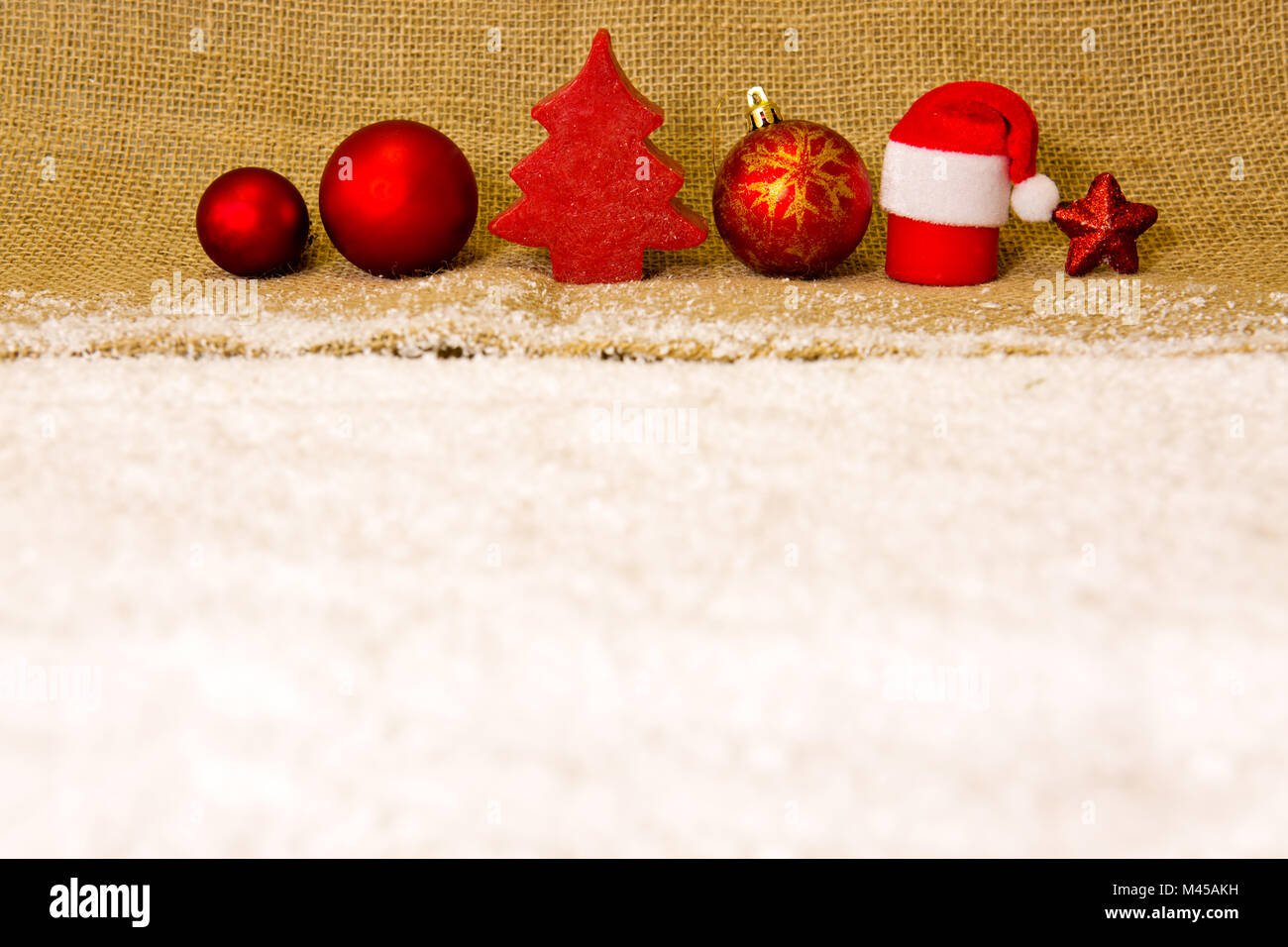 Décoration de Noël rouge et blanc neige isolé . Banque D'Images
