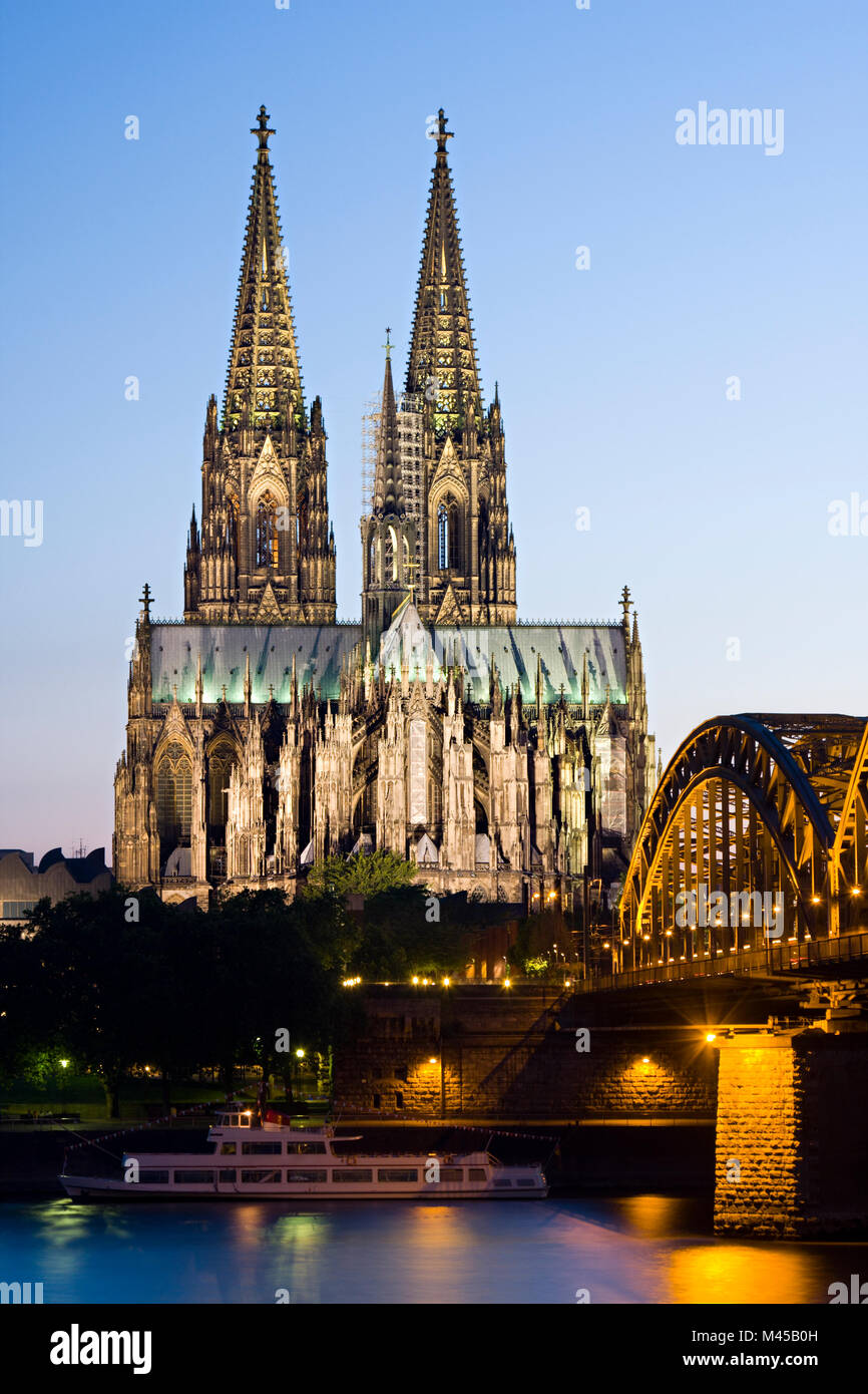 La célèbre cathédrale de Cologne avec pont Hohenzollern et l'un des nombreux bateaux d'excursion sur le Rhin. Banque D'Images