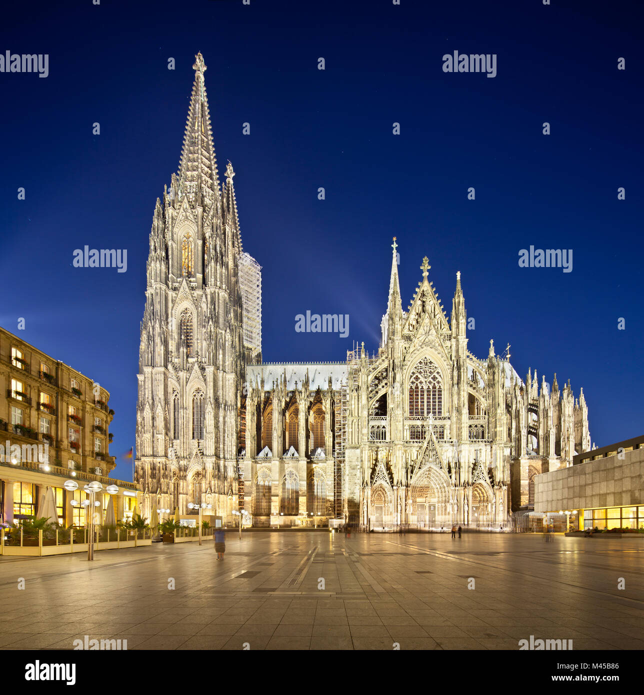 La célèbre cathédrale de Cologne dans la nuit avec un ciel bleu profond. Composition à partir de deux carrés cousus perspective ultra wide angle corrigé. Banque D'Images