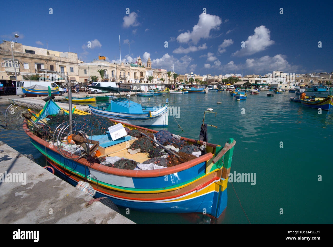 Le célèbre port à l'est de Malte avec de nombreux bateaux colorés. Banque D'Images