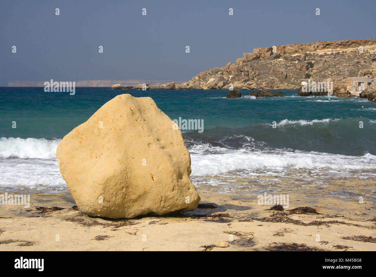 Un gros rocher à la côte de Malte. Banque D'Images