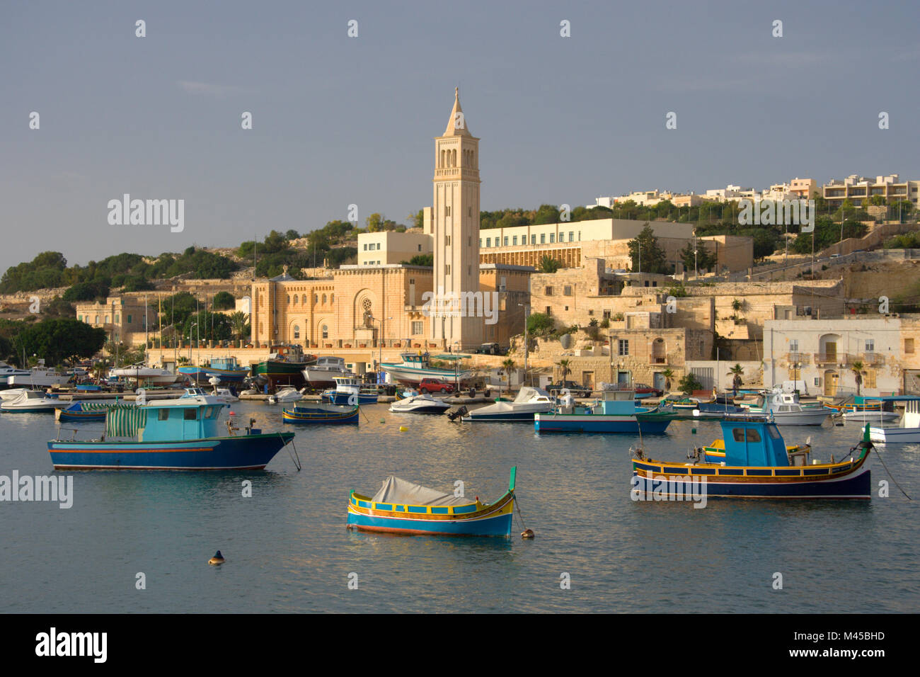 Le port méditerranéen de Marsaskala avec le typique de bateaux colorés. Banque D'Images