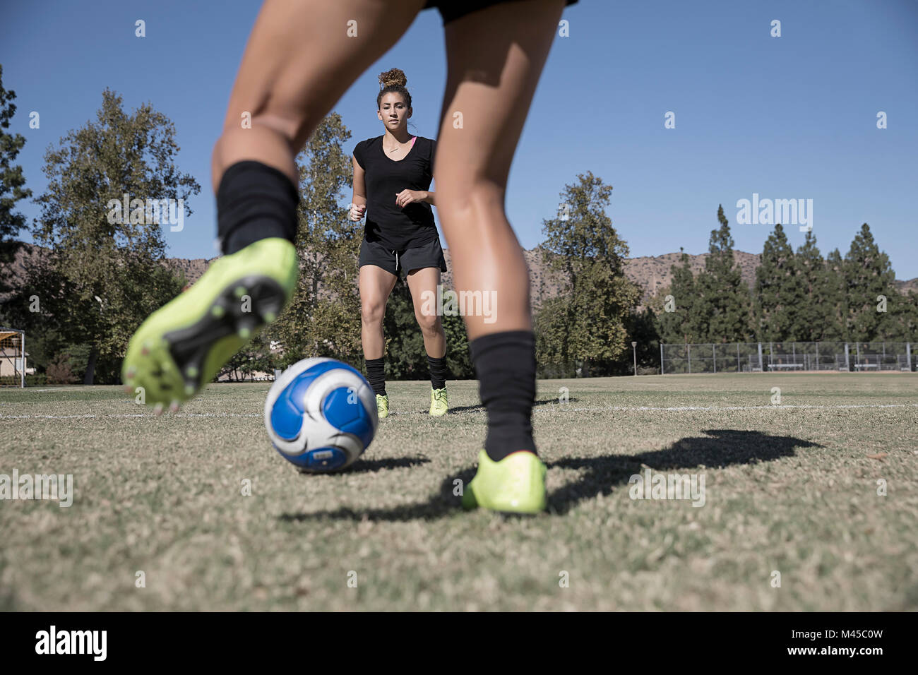 Les femmes sur terrain de football jouer au football Banque D'Images