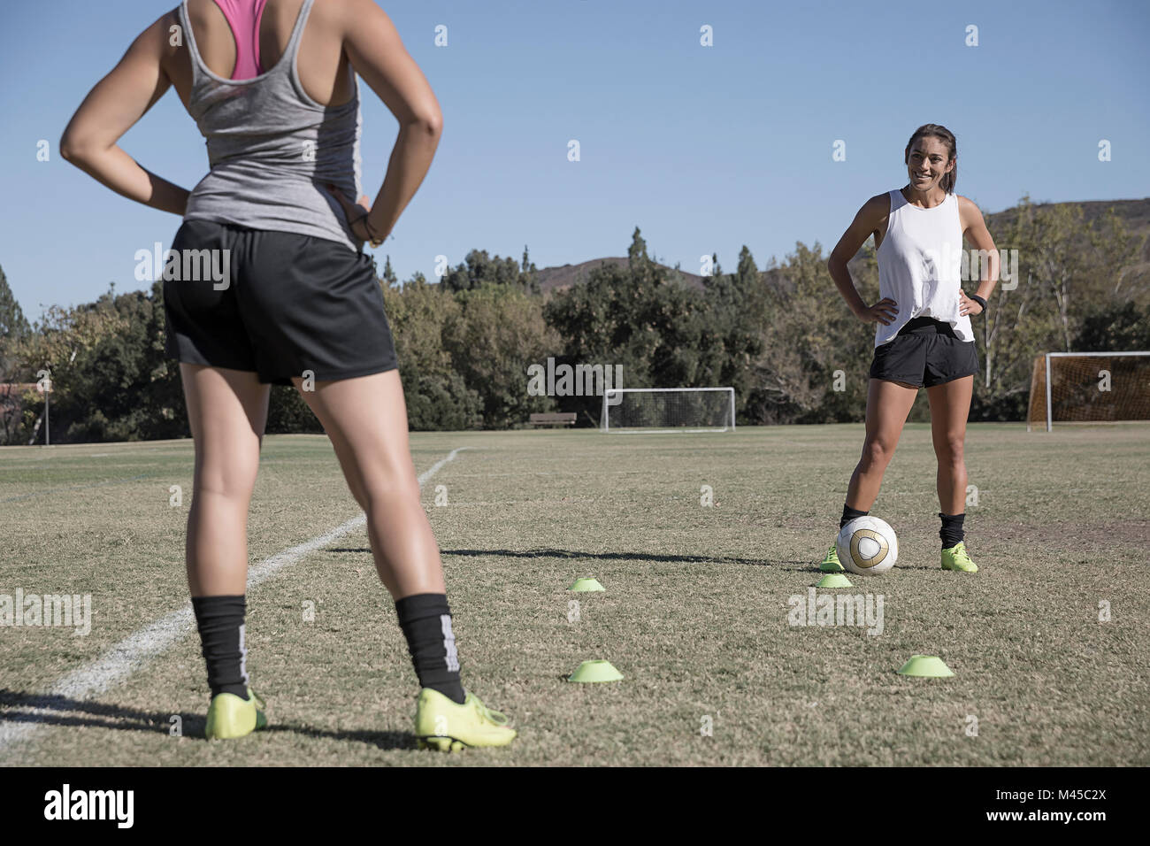 Les femmes sur terrain de football jouer au football Banque D'Images