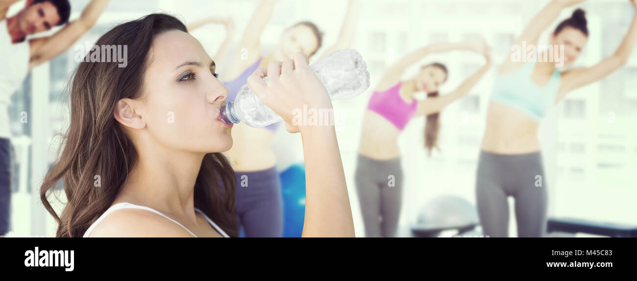 Image composite de belle femme l'eau potable de la bouteille Banque D'Images