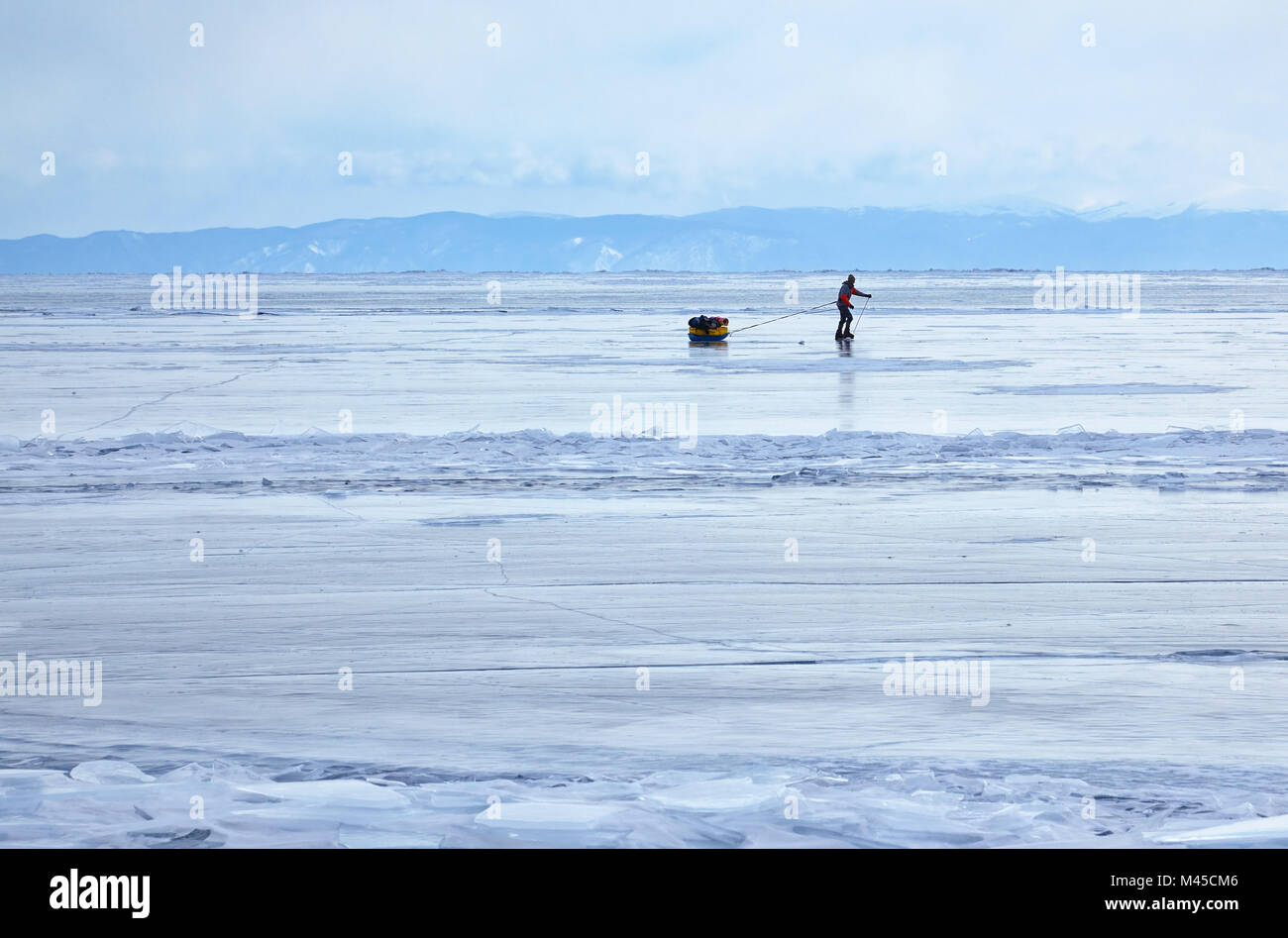 Un voyage touristique sur le lac Baïkal en Sibérie à l'hiver Banque D'Images