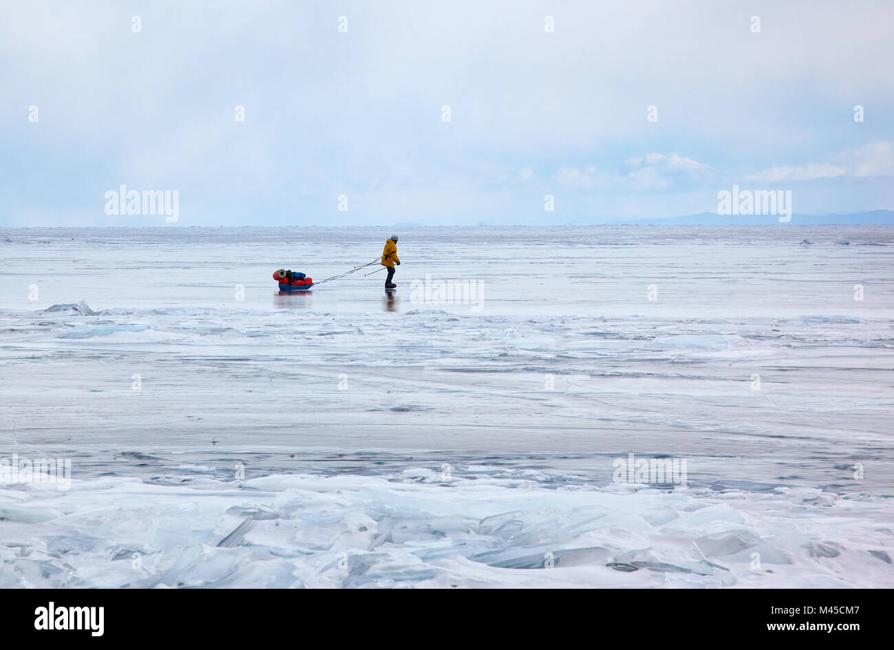 Un voyage touristique sur le lac Baïkal en Sibérie à l'hiver Banque D'Images