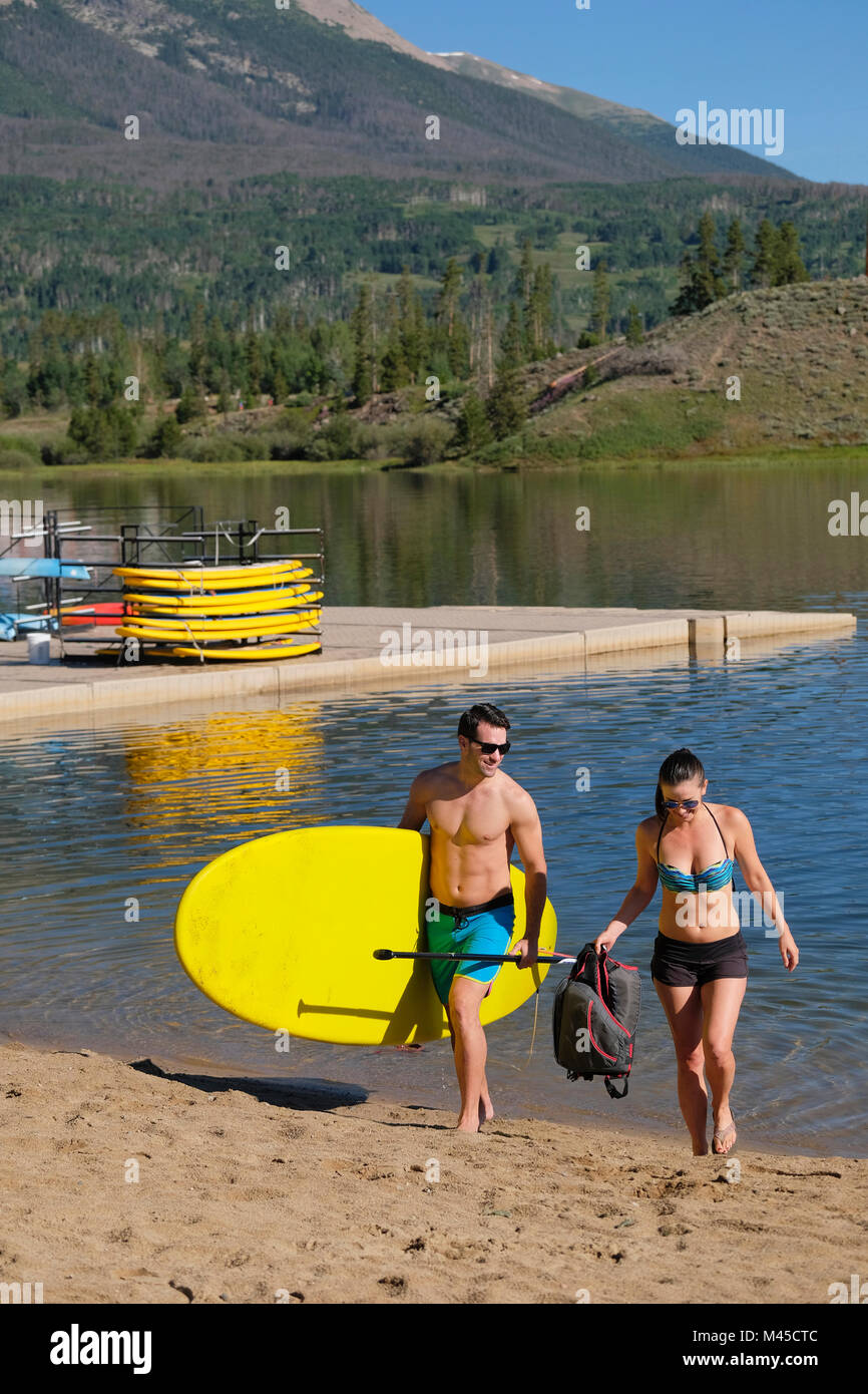 Couple Paddleboarding paddleboard sur Lake Shore, Frisco, Colorado, USA Banque D'Images