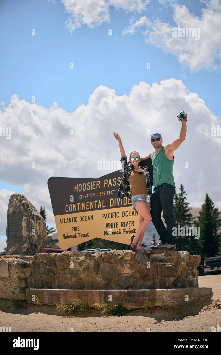 Portrait de couple par ligne de signer, Breckenridge, Colorado, USA Banque D'Images