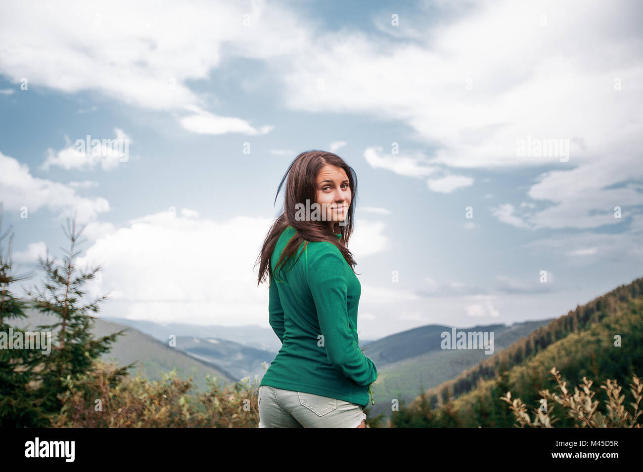 Portrait de jeune femme en montagnes, Draja, Vaslui, Roumanie Banque D'Images