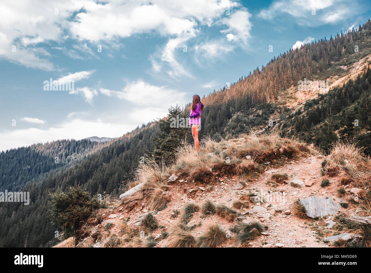 Jeune femme à la recherche sur la forêt de montagne, paysage Draja, Vaslui, Roumanie Banque D'Images