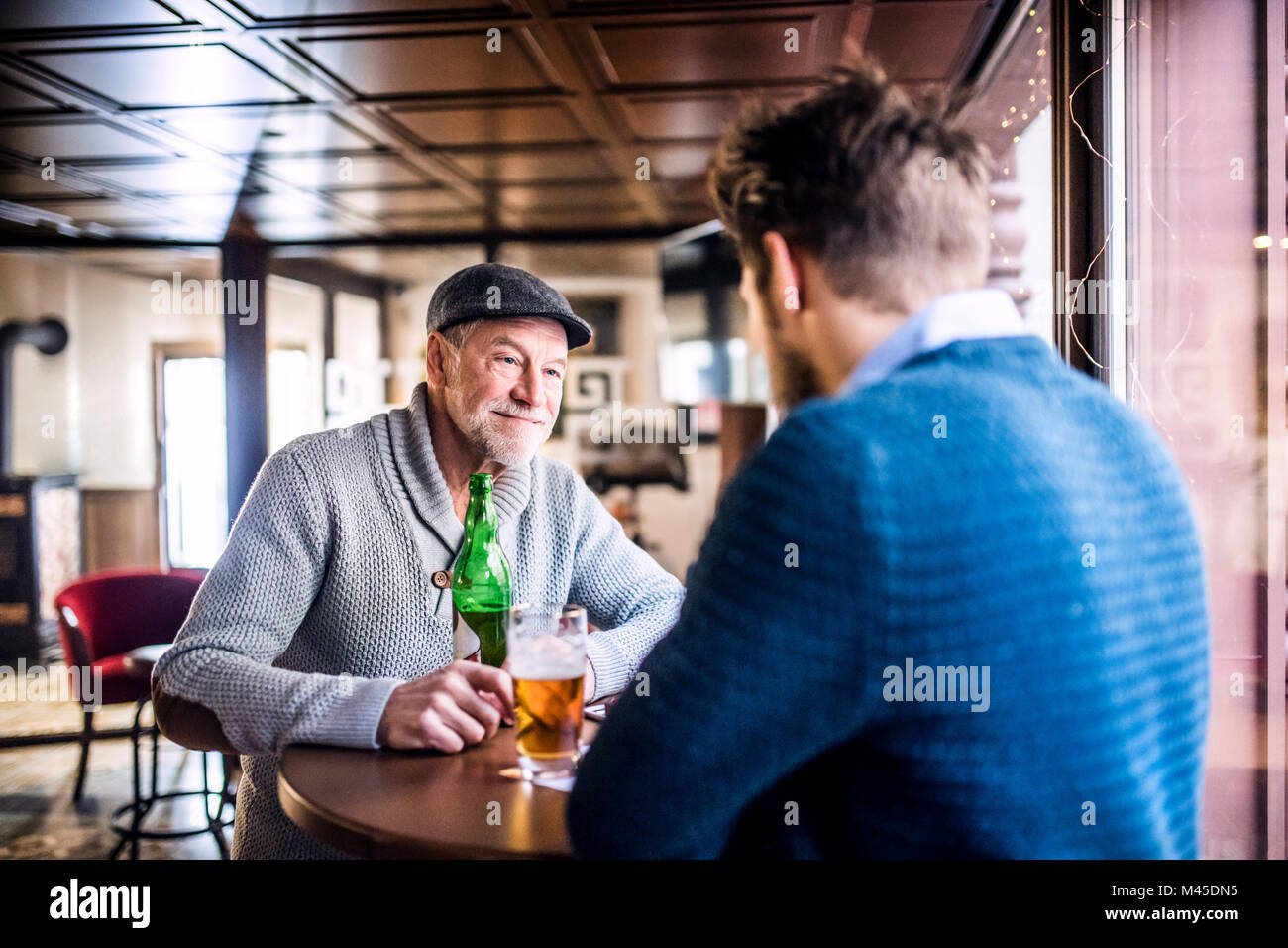 Les père et son jeune fils dans un pub. Banque D'Images