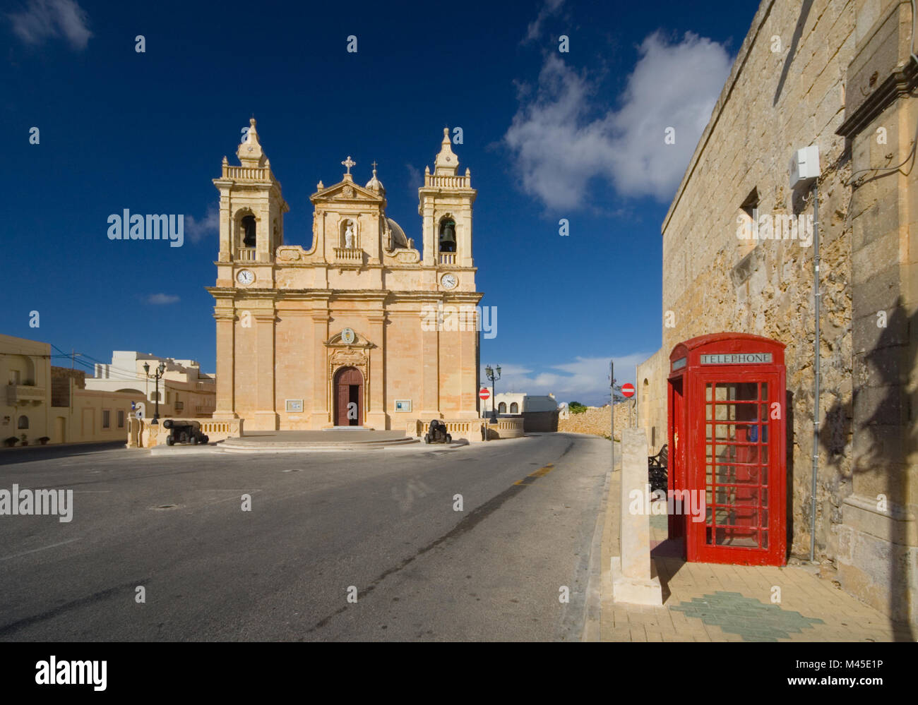 Le centre de Victoria avec une vieille cabine téléphonique anglaise, Gozo, Malte. Banque D'Images