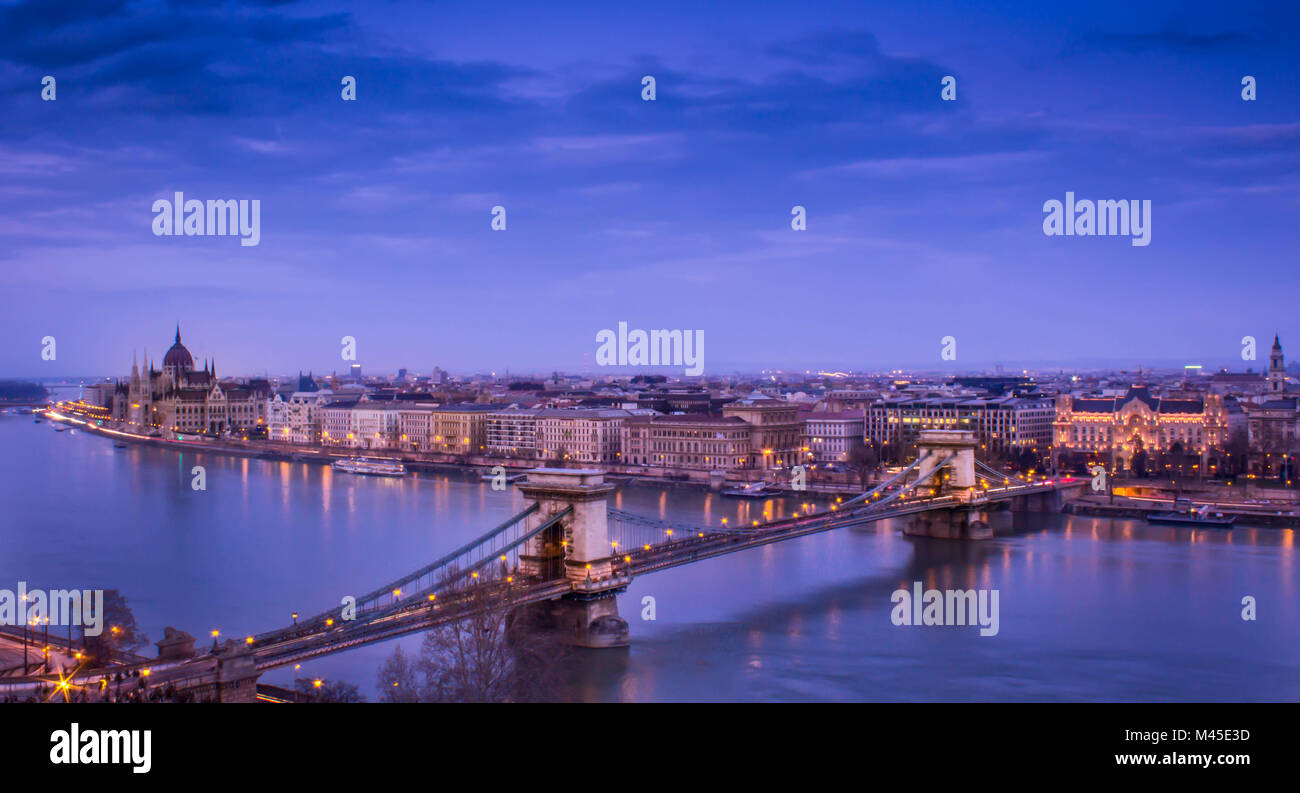 Nuit de l'antenne vue sur le Pont des chaînes Széchenyi, le Parlement hongrois et le district de ravageurs , Budapest , Hongrie Banque D'Images