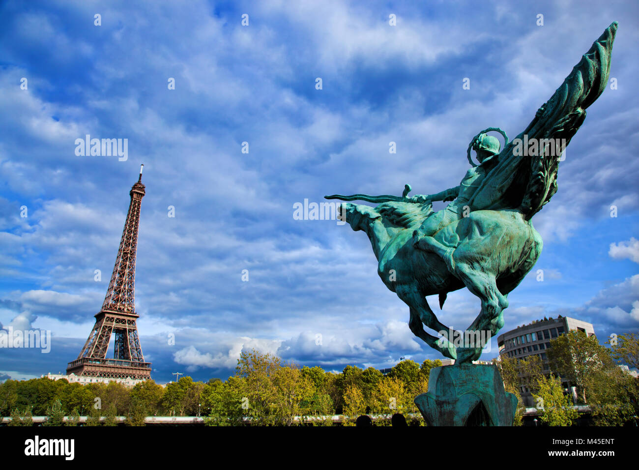 La Tour Eiffel, Paris, France. Statue de Jeanne d'Arc Banque D'Images