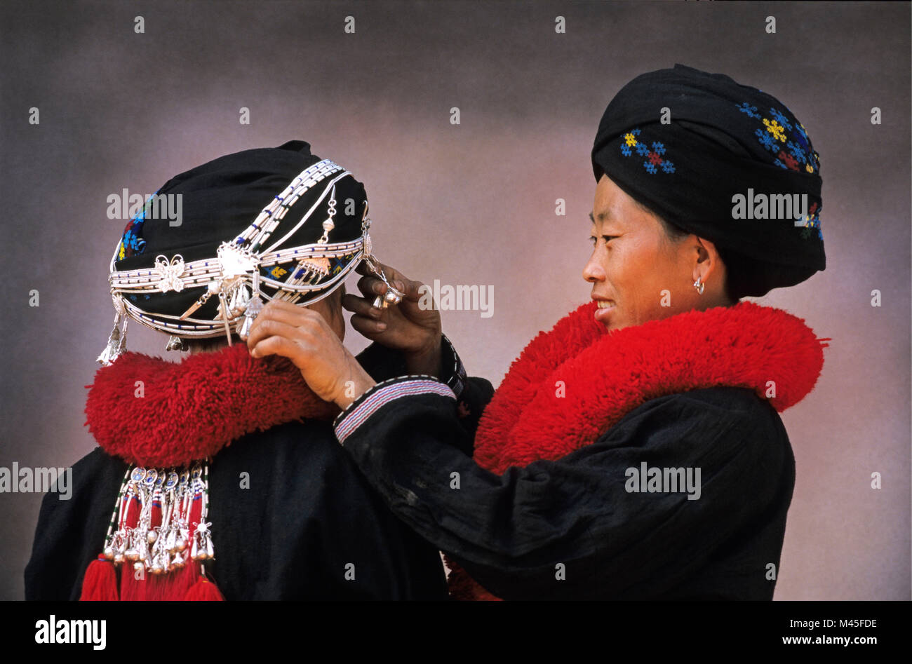 Le Laos. Luang Namtha (près de Muang Sing). La tribu Yao Mien (tribu). Décorer d'autres femmes womans hat. Portrait. Banque D'Images