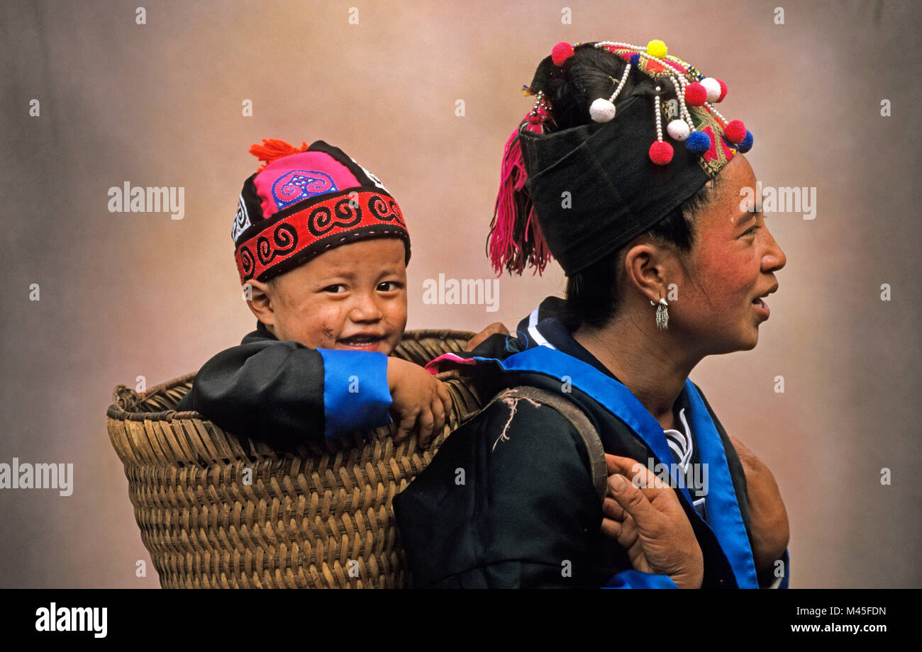 Le Laos. Luang Prabang. Mère avec fils dans le panier de la tribu Hmong. Portrait. Banque D'Images