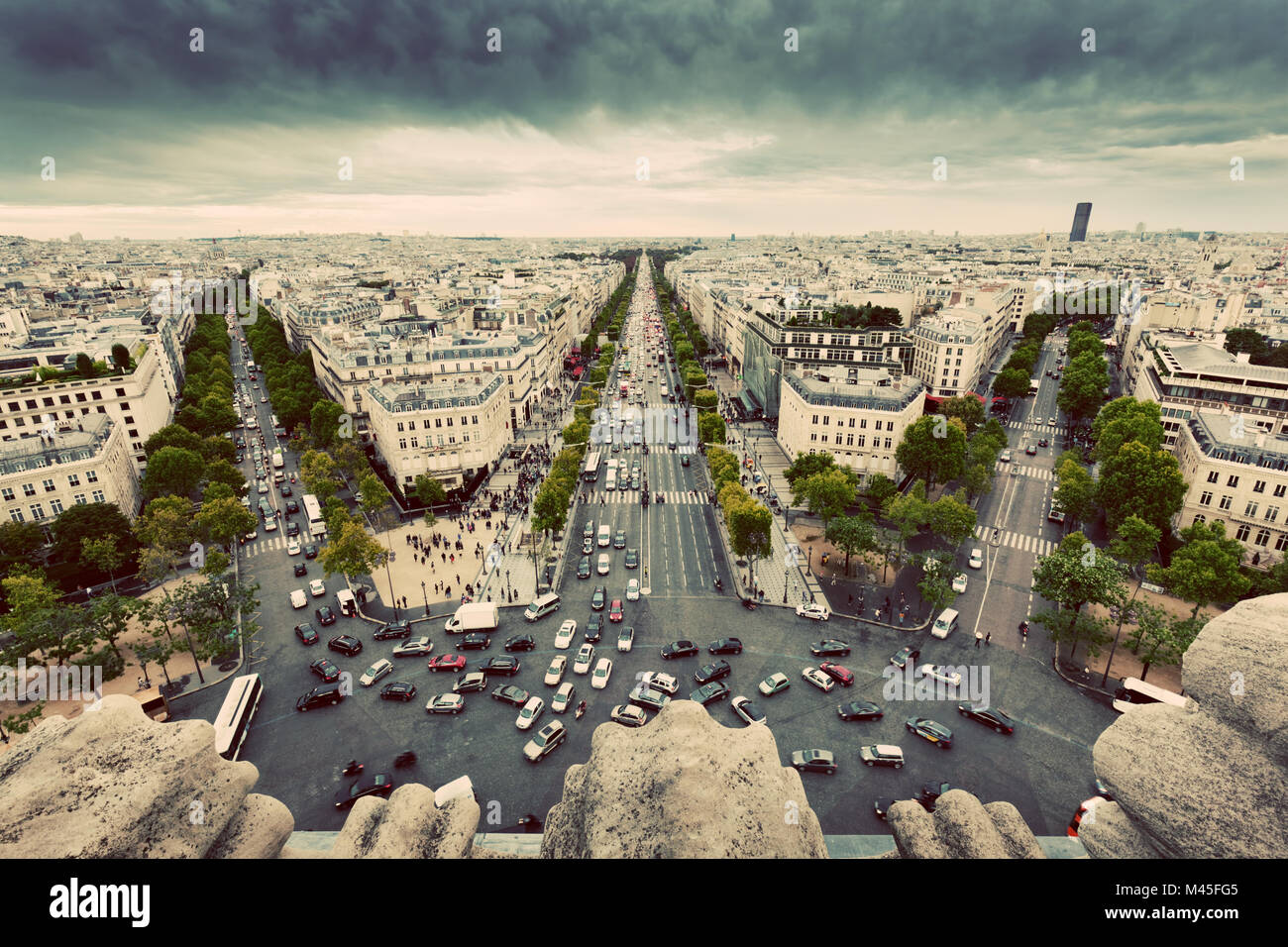 Paris, France les rues animées, avenue des Champs-Elysées. Vintage Banque D'Images