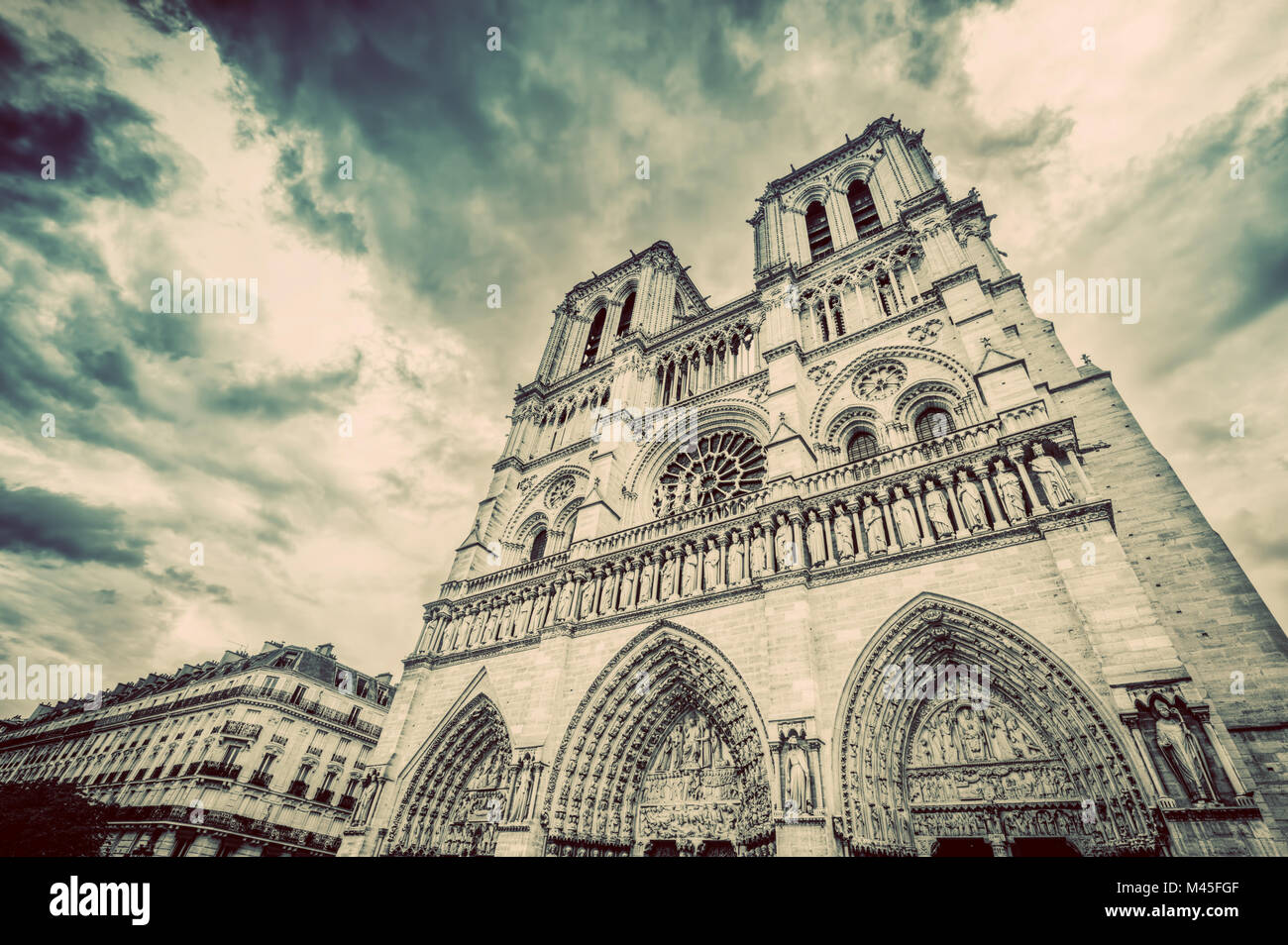 Cathédrale Notre Dame de Paris, France. Vintage Banque D'Images