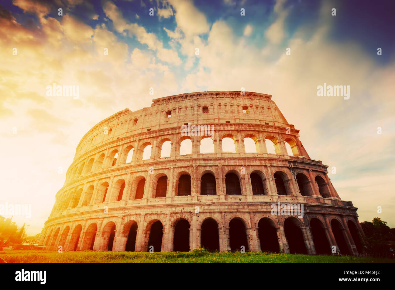 Colisée à Rome, Italie. Dans l'amphithéâtre lumière sunrise. Vintage Banque D'Images