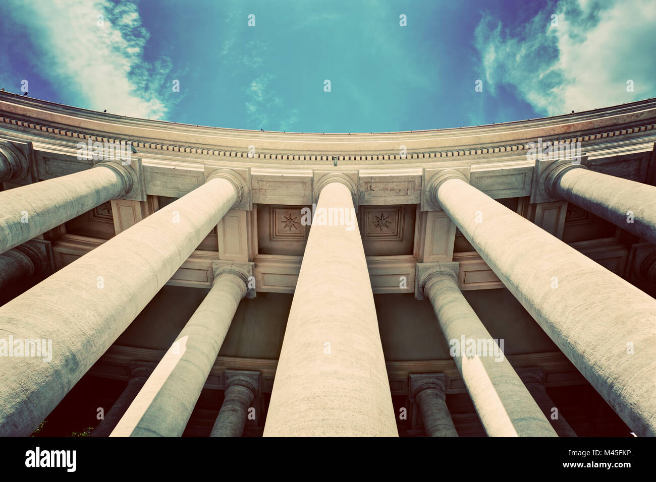 Saint Pierre# 39;s Basilique les colonnades, les colonnes de la Cité du Vatican. Vintage Banque D'Images