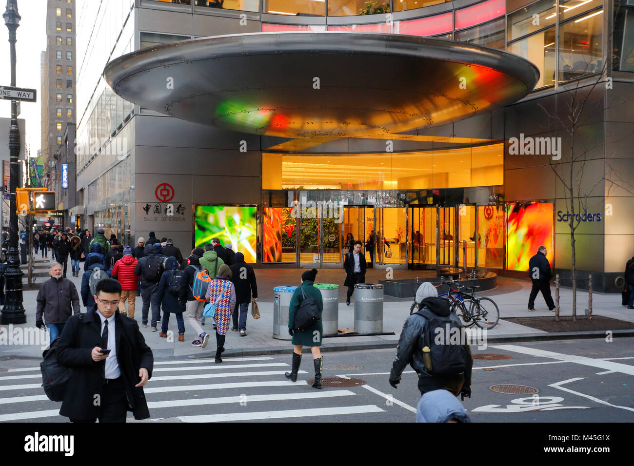 Des gens marchant près du siège social de Bank of China 中国银行 à Midtown Manhattan, New York, NY. 中國銀行 紐約 美國 纽约 美国 Banque D'Images
